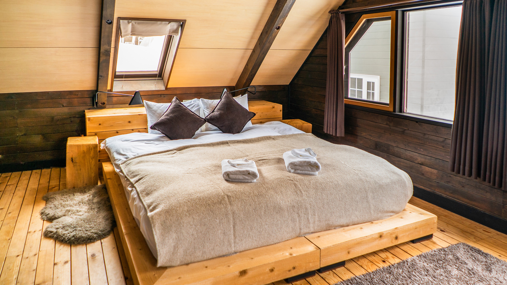Momiji Lodge - Master Bedroom 2 and Skylight Windows Momiji Lodge - Master Bedroom 2 and Skylight Windows